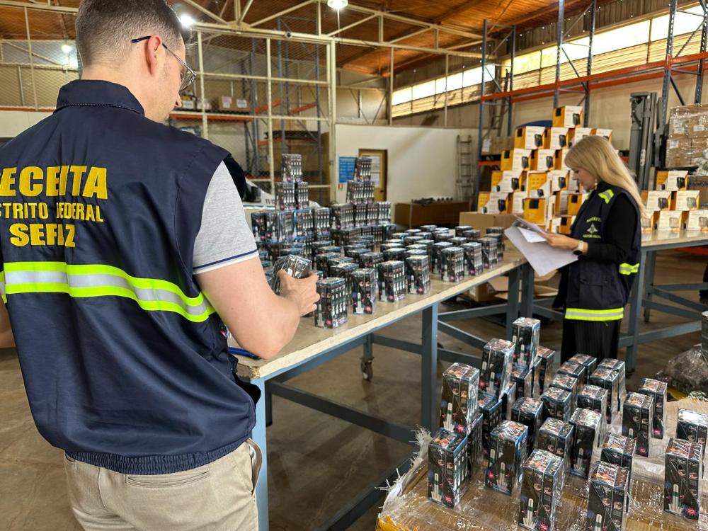 Capa da notícia: Auditores fiscais recolhem R$ 353 mil de rímel com nota fiscal irregular